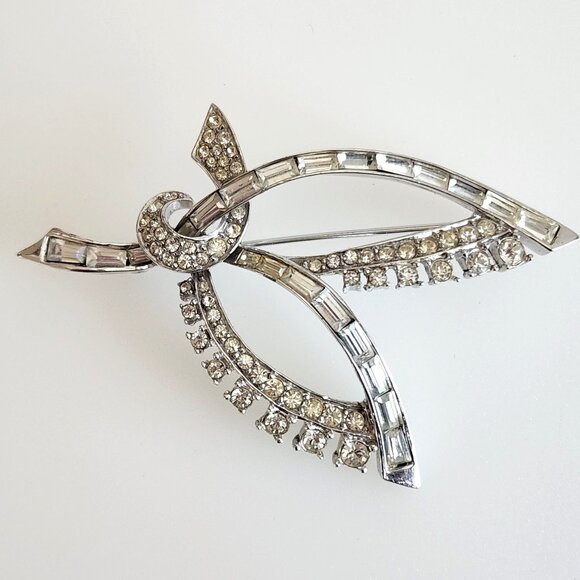 1940-s MARCEL BOUCHER SIGNED BIG VINTAGE BOW BROOCH WITH SPARKLING CLEAR CRYSTAL - Picture 2 of 7